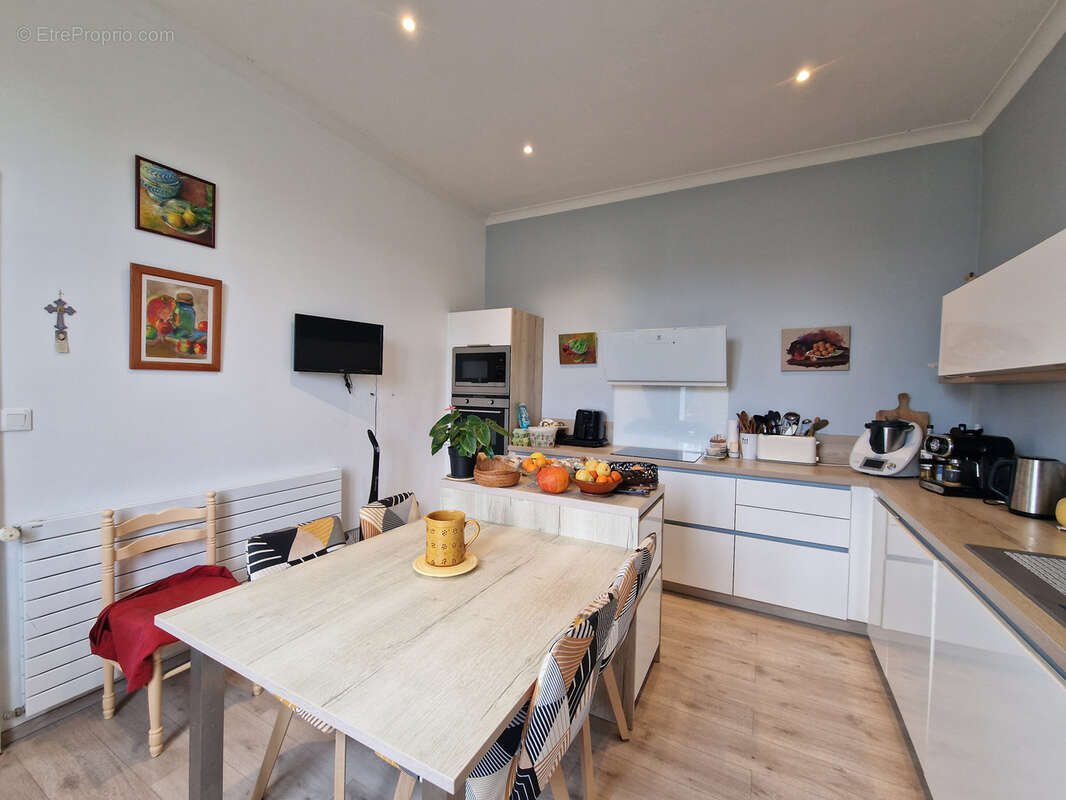 Maison à MONTMOREAU-SAINT-CYBARD