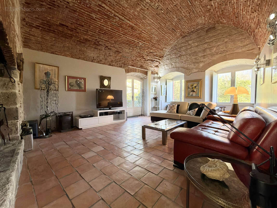 Authentique demeure médiévale avec piscine, jardin et parking privé. - photo 8