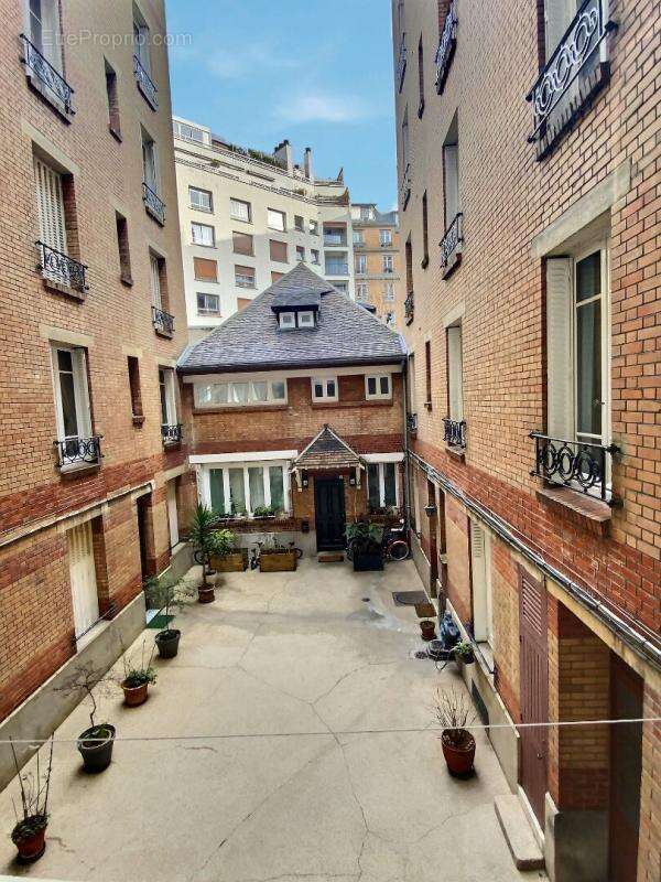 Appartement à PARIS-16E