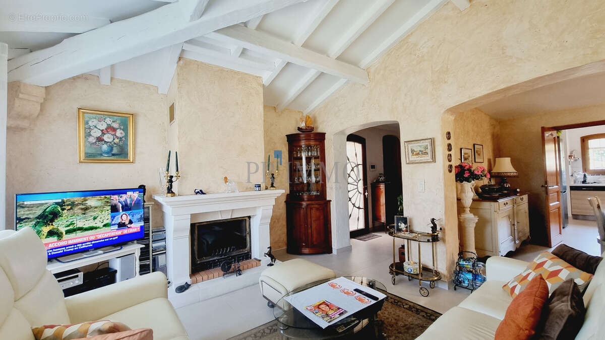 EXCLUSIVITÉ   BOULOURIS   Maison au calme, 3 chambres, jardin 615 m2 et grand sous-sol - photo 7