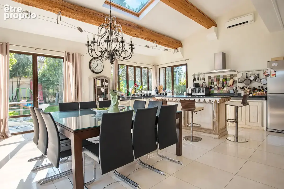 Propriété d'exception à vendre avec vue sur le château de Lagnes . - photo 2