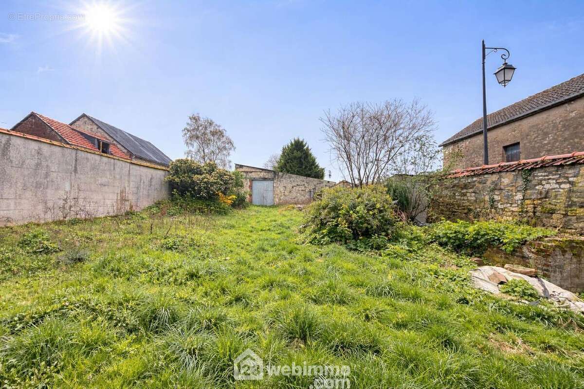Erigée sur un terrain entièrement clos de 699 m²