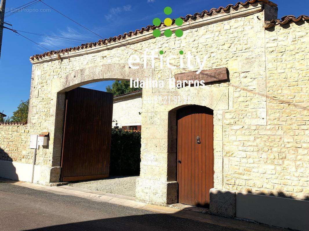 Maison à AIGRE