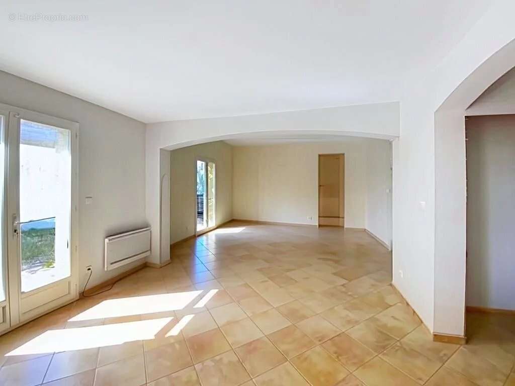 Villa de t5/6 avec garage et piscine a st maximin - photo 2