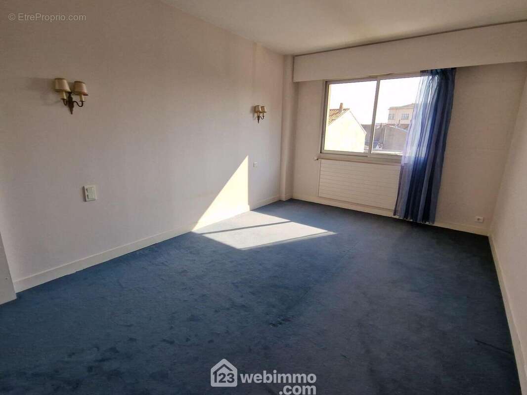 Chambre 1 - Appartement à LA ROCHE-SUR-YON