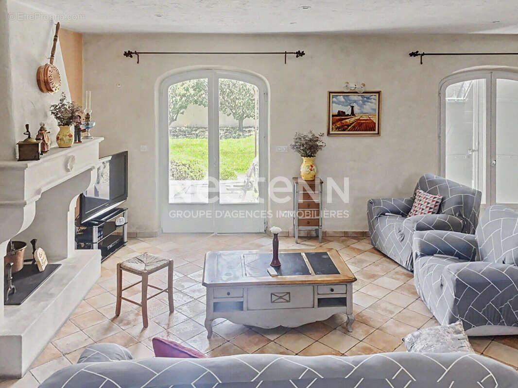 Maison récente de 147 m² avec 3 chambres, garage de 67 m² et terrain de 1 600 m² à Saint-Rémy-de-Provence - photo 3