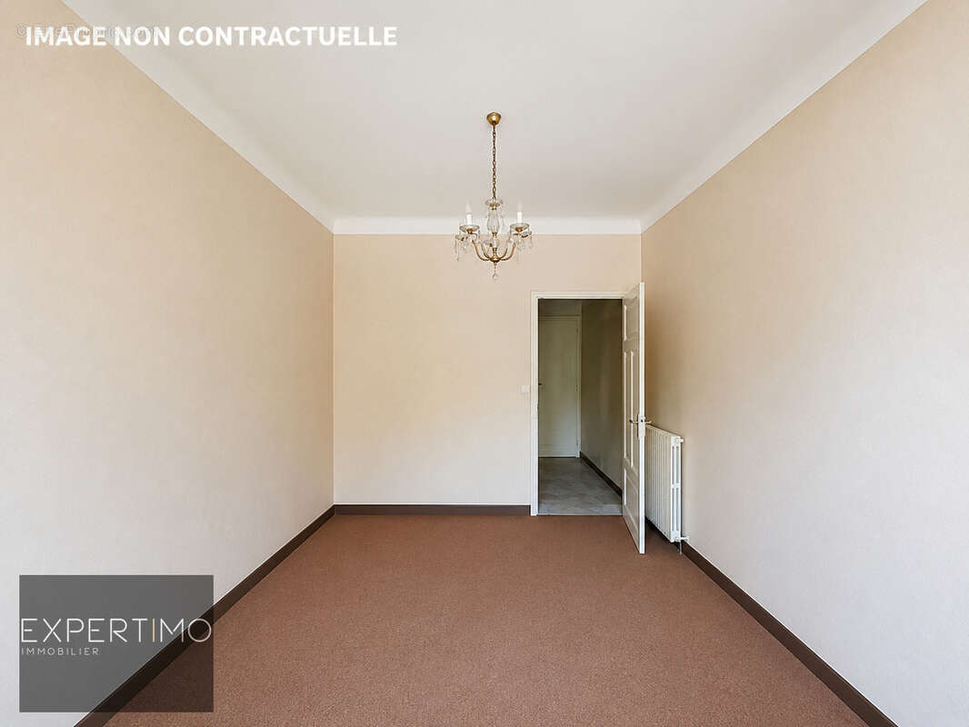 Maison avec potentiel sur deux niveaux   garage et stationnements   Vivier-Pont - photo 13