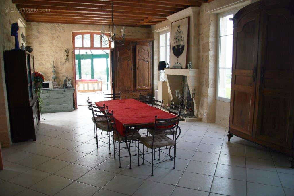 Château et dépendances avec belle vue sur l'estuaire de la Gironde - photo 8