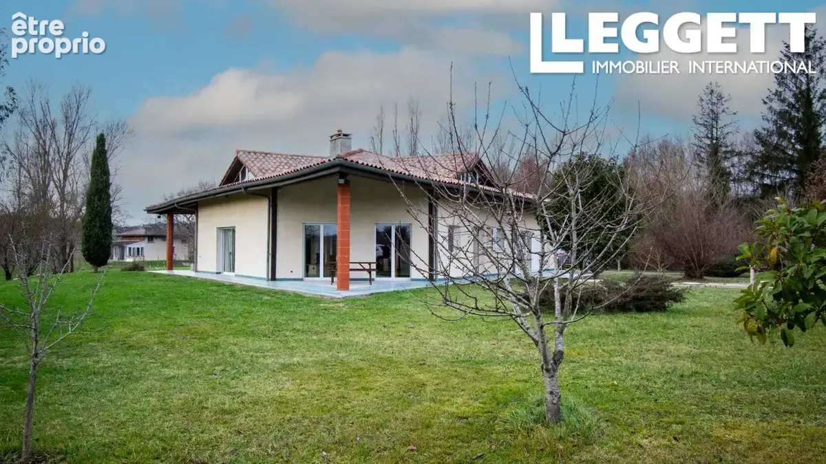 Propriété de 2 maisons récentes de 166 m² et 85 m², garage de 180 m² sur 1,9 ha clôturés - photo 2