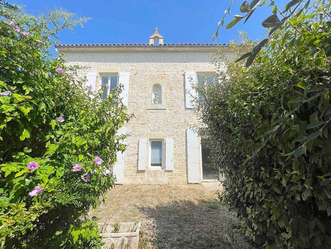 Maison à SAINTE-RADEGONDE-DES-NOYERS