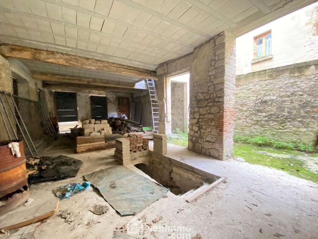 L'immeuble est composé de 3 niveaux. Le rdc de 100 m² avec... - Maison à LAON