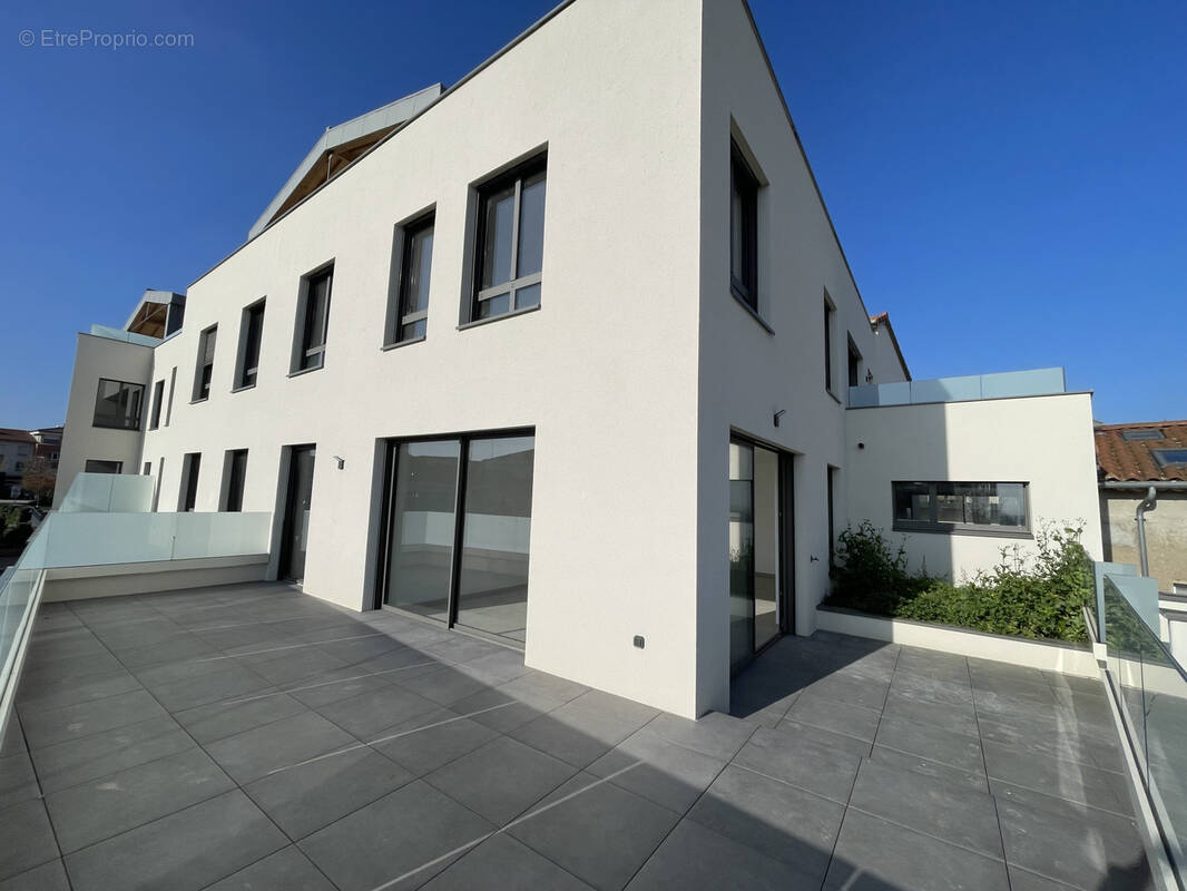 Appartement à LA TOUR-DE-SALVAGNY