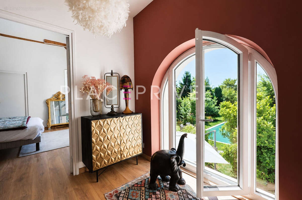 Maison de caractère avec piscine et dépendances - photo 8