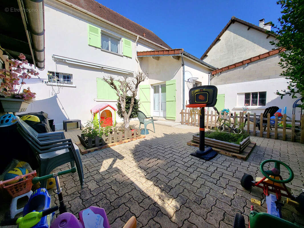 Maison à LES CLAYES-SOUS-BOIS