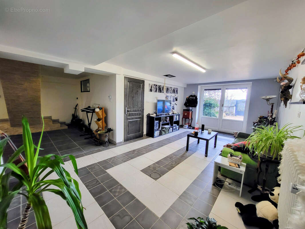 Maison familiale rénovée avec terrain arboré dans un secteur recherché de Polignac - photo 18