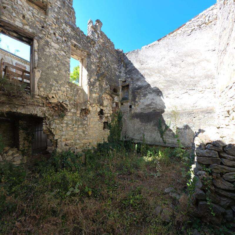 Terrain avec ruine en pierre à Sauzet - photo 2
