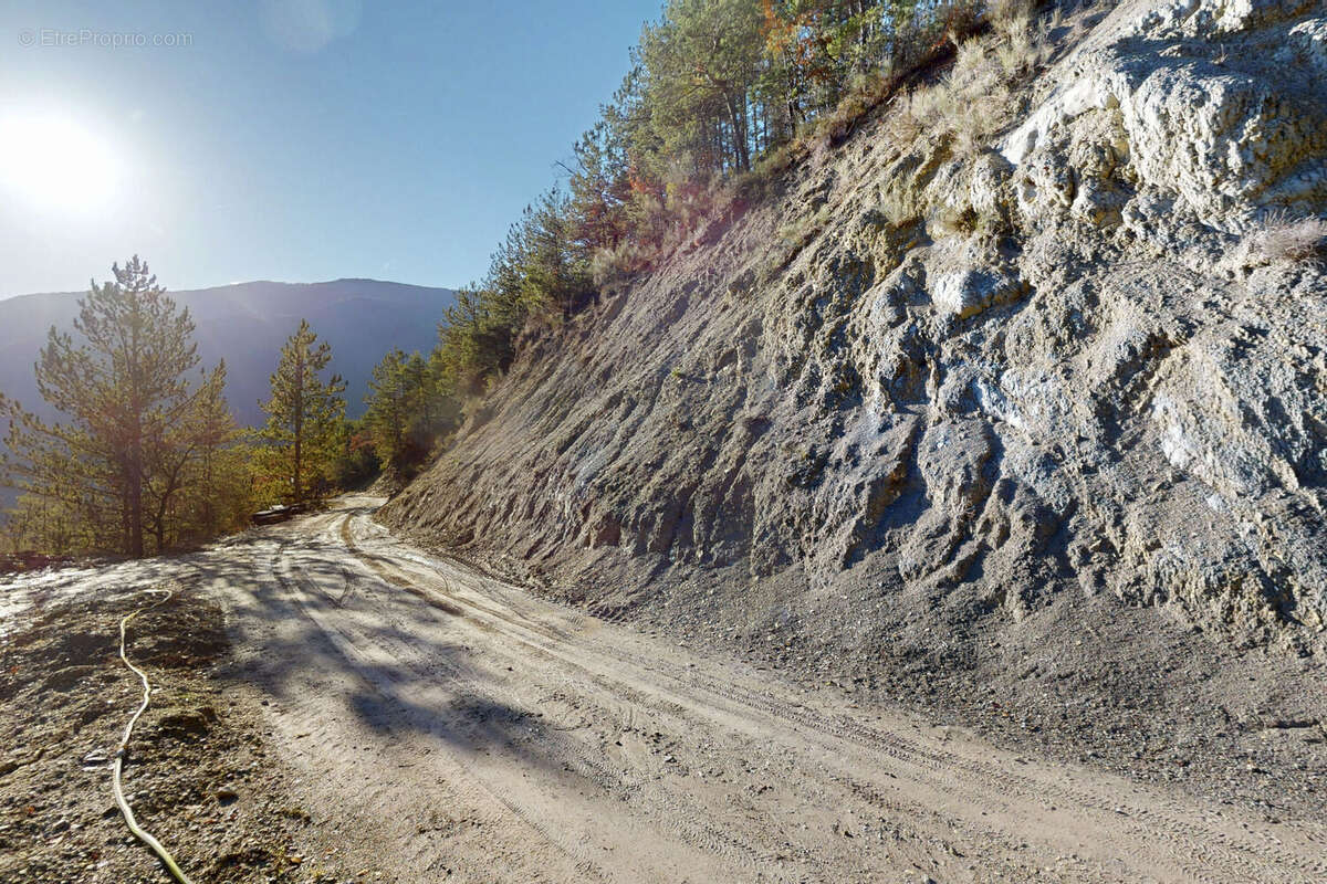 Terrain à PUGET-THENIERS