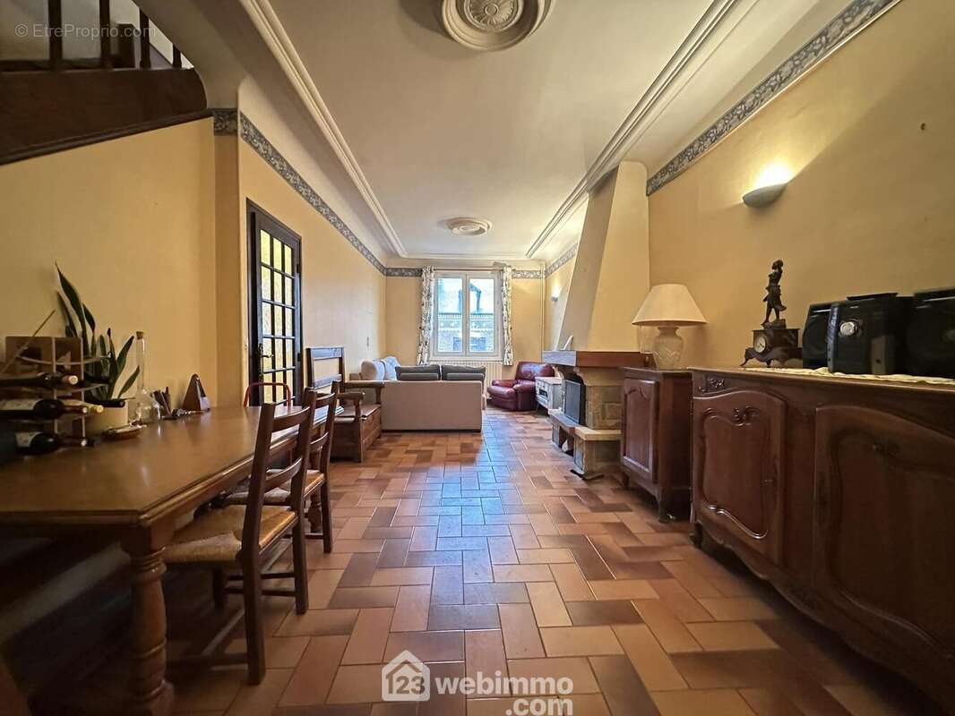 Le séjour est spacieux et agréable - Maison à LAON