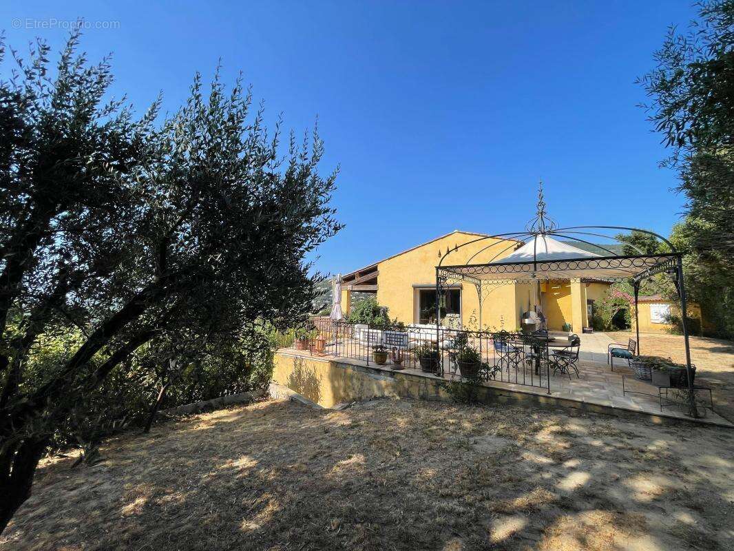 A vendre superbe villa avec vue mer a cavalaire sur mer dans le golfe de saint tropez - photo 3