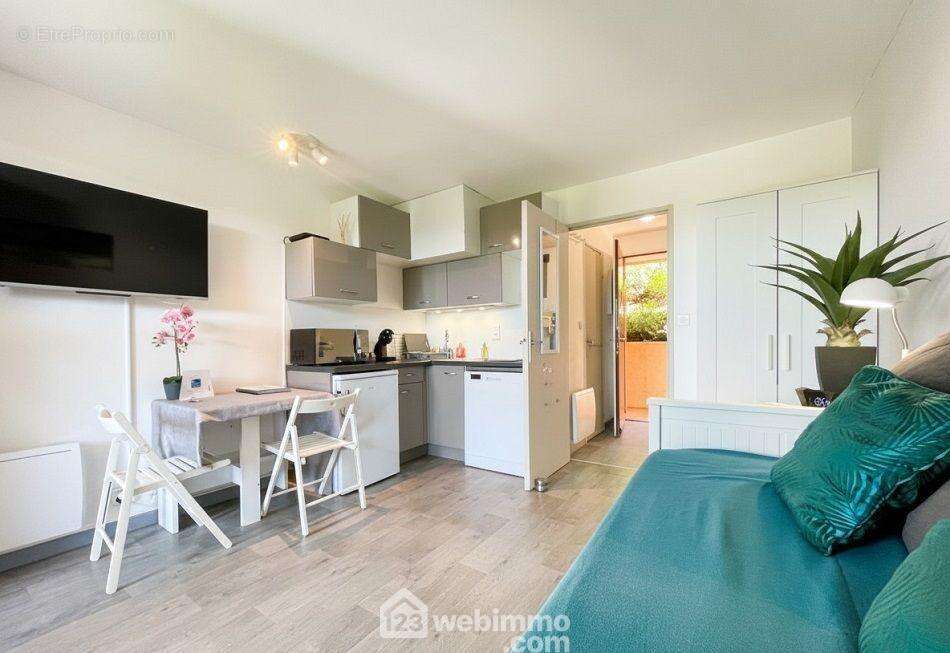 Cuisine ouverte équipée, conviviale et fonctionnelle. - Appartement à SAINTE-MAXIME