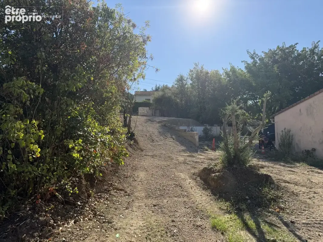 Photo Terrain à Saint-Maximin-La-Sainte-Baume au prix de 150 000€