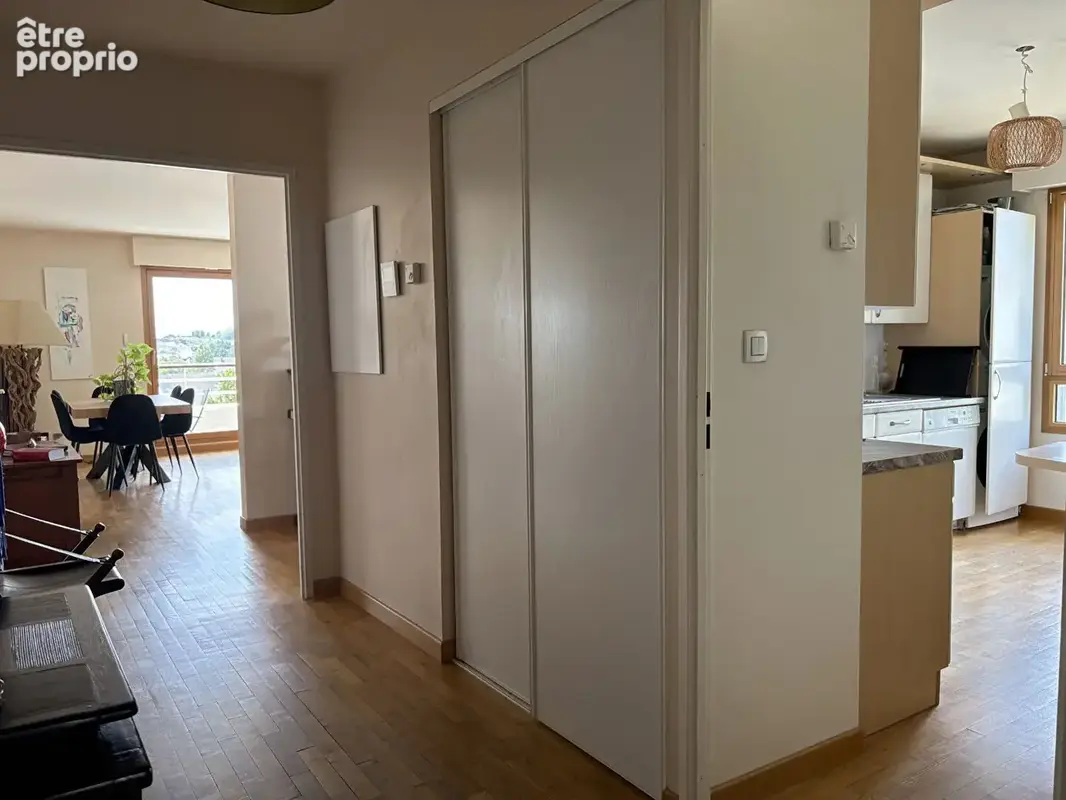 Appartement T4  de 96.67 m² avec terrasse et vue dégagée, ascenseur et stationnements - photo 6