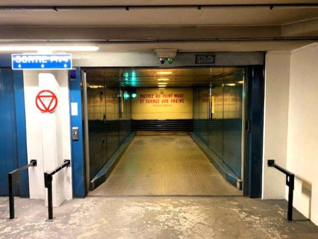 Parking à PARIS-2E