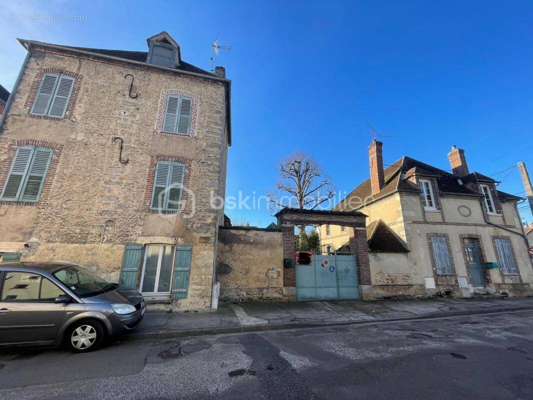 Immeuble composé de 3 appartements avec une très belle rentabilité locative de plus de 12% ! - photo 1