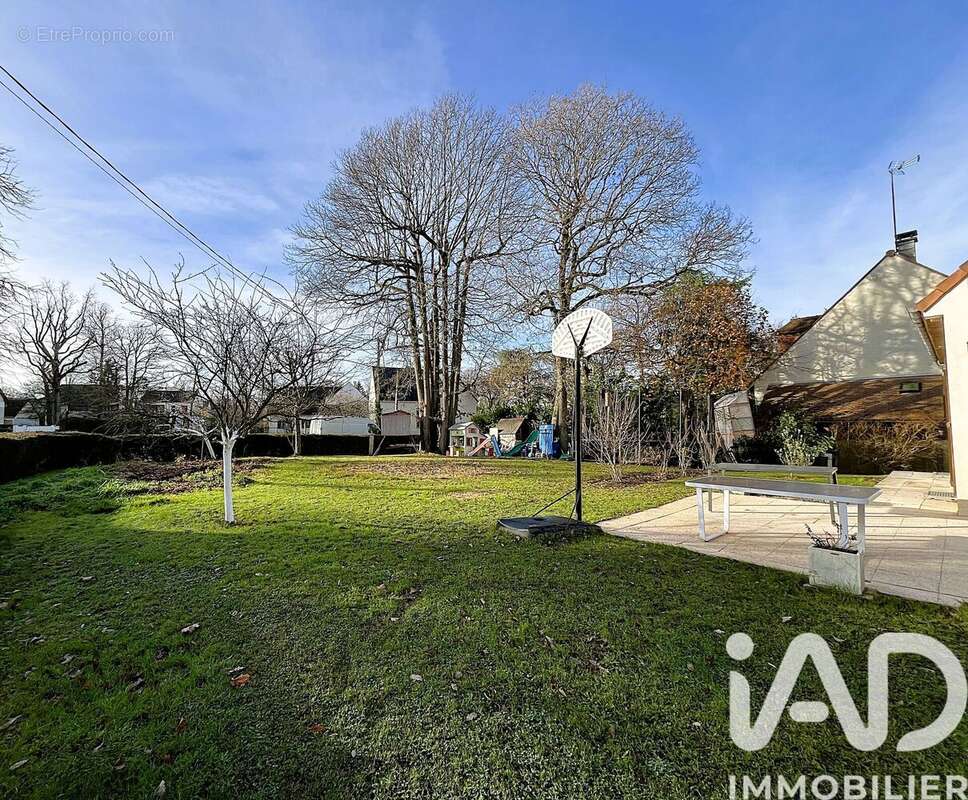 Photo 2 - Maison à LE MESNIL-SAINT-DENIS