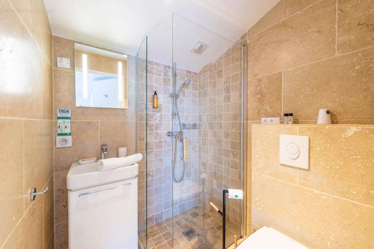 Commerce à ROQUEBRUNE-SUR-ARGENS