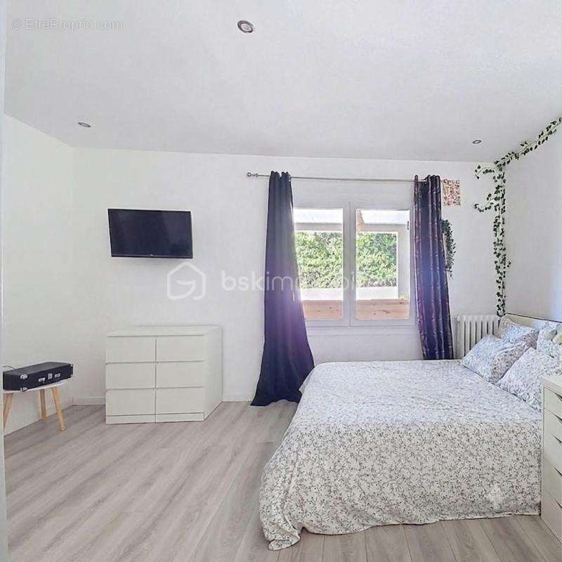 Villa 214 m² + 30 m² à aménager - 6 chambres + bureau - Piscine - photo 14