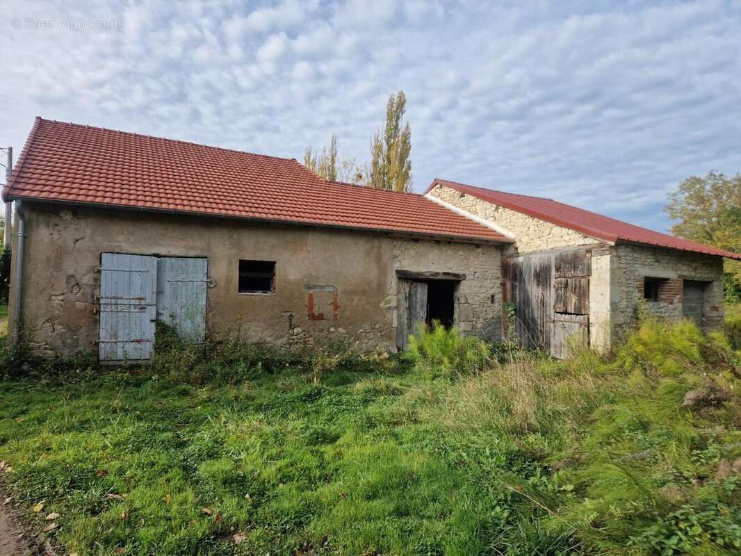 Photo 5 - Parking à BELLENAVES