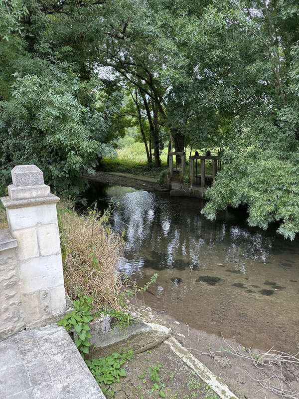 Maison à SAINT-JEAN-D'ANGELY