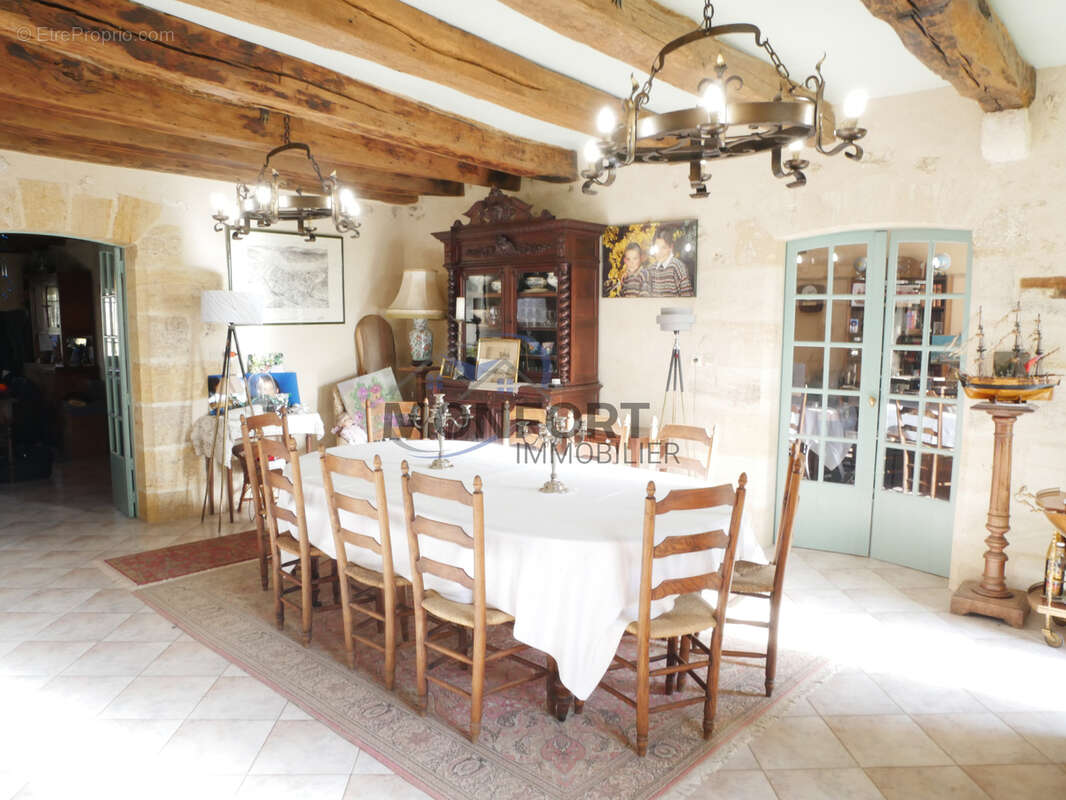 Authentique maison de caractère avec dépendances, cour en pierre et vue sur les vignobles de Saint-Émilion - photo 5