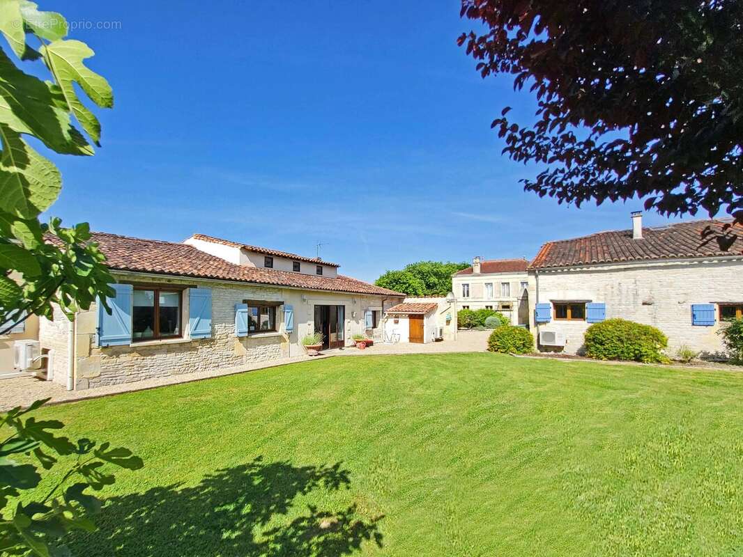 Belle maison familiale de 4 chambres avec un grand gîte et une superbe piscine, près de Cognac - photo 9