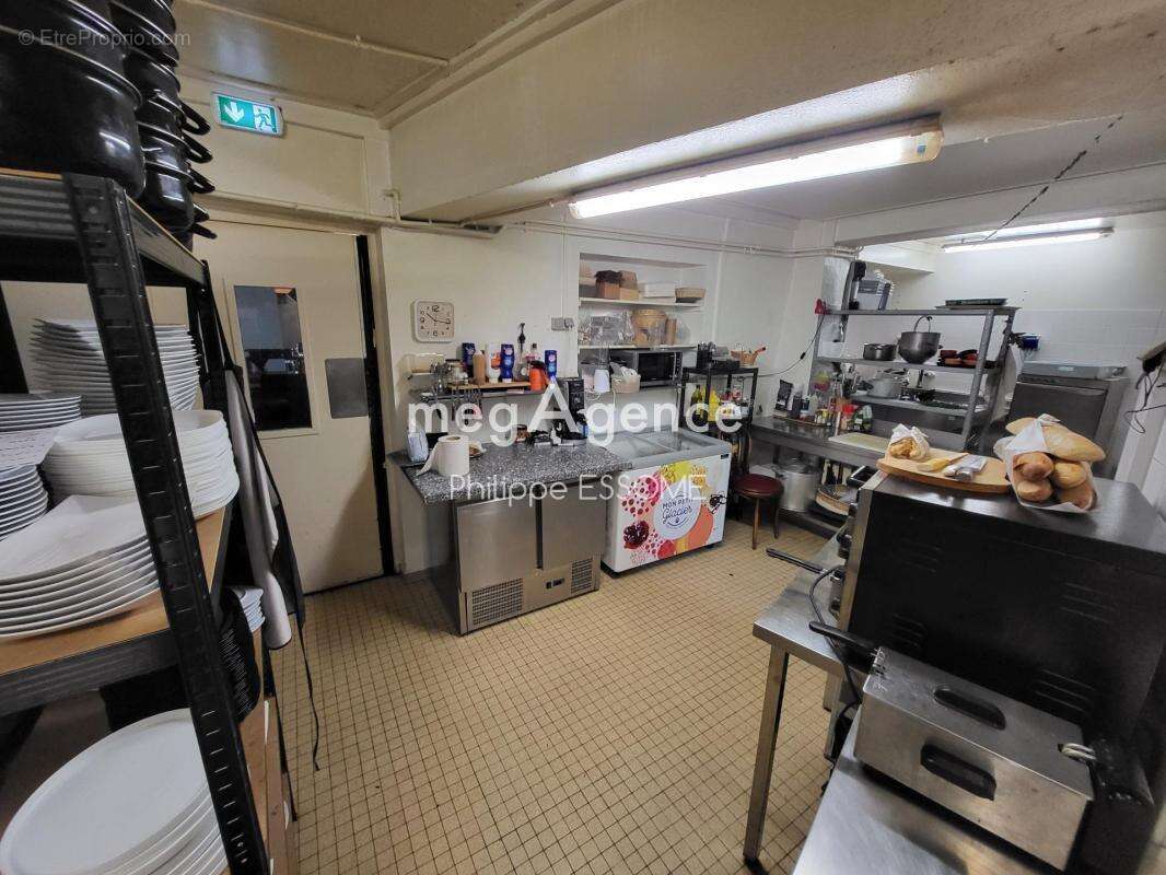 Commerce à SAINT-PIERRE-DE-TRIVISY