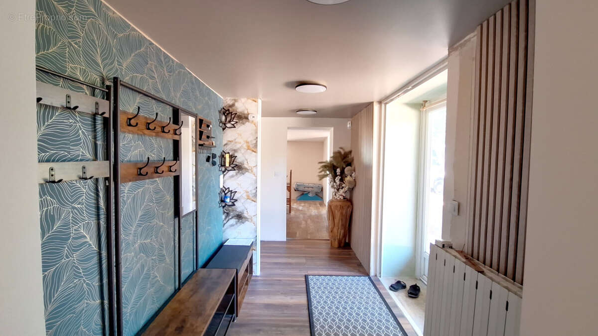 Maison en pierre rénovée avec dépendances et fort potentiel - photo 5