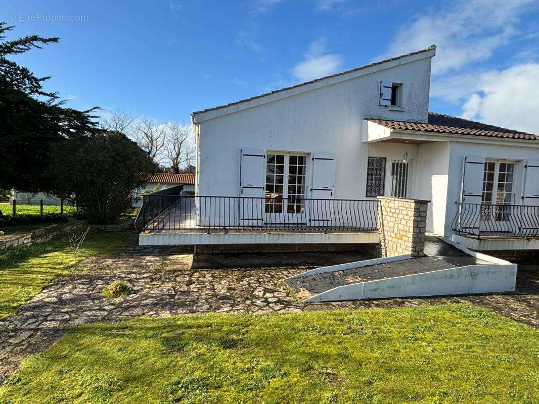 À vendre – Belle maison familiale avec vue mer, dépendance et jardin – La Brée-les-Bains, plage à pied - photo 5
