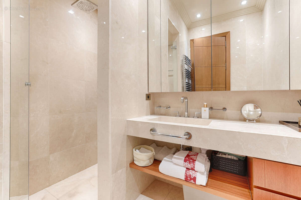 Appartement à PARIS-16E