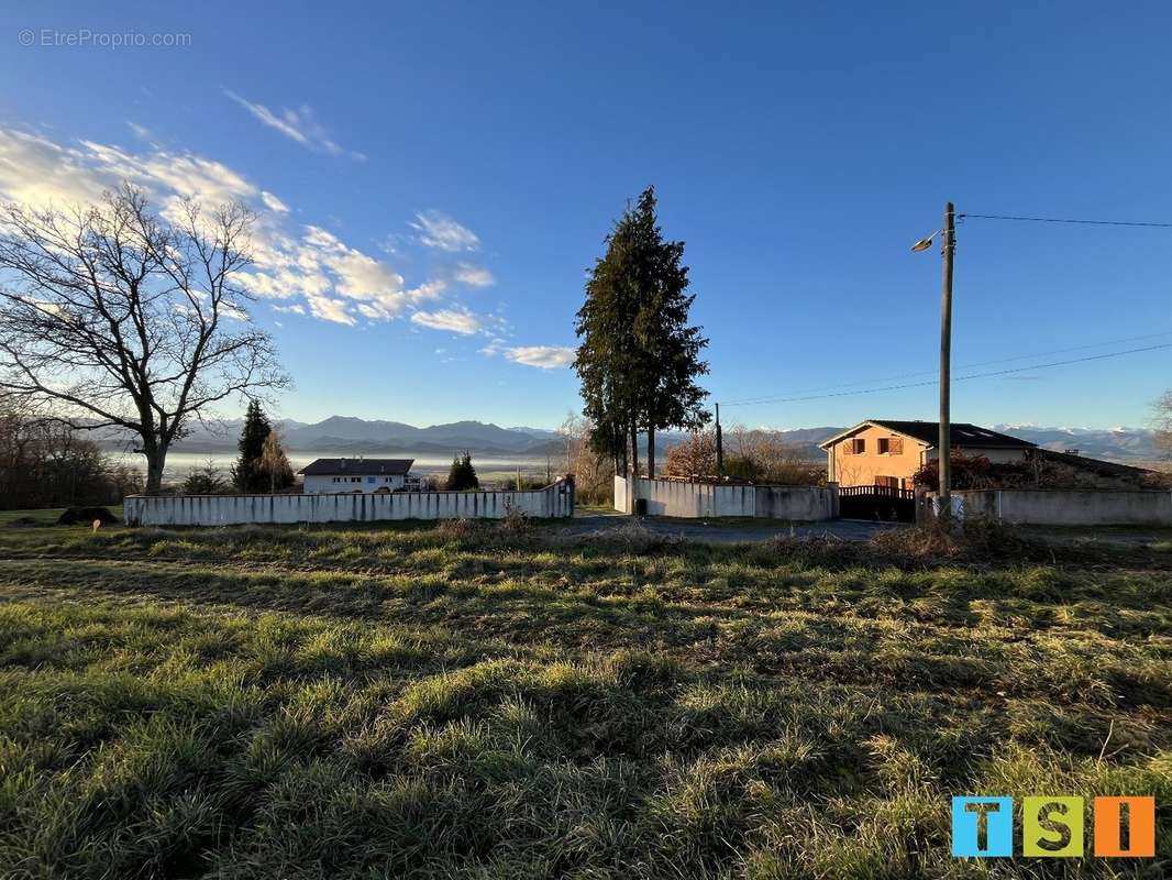 Terrain à VILLENEUVE-DE-RIVIERE