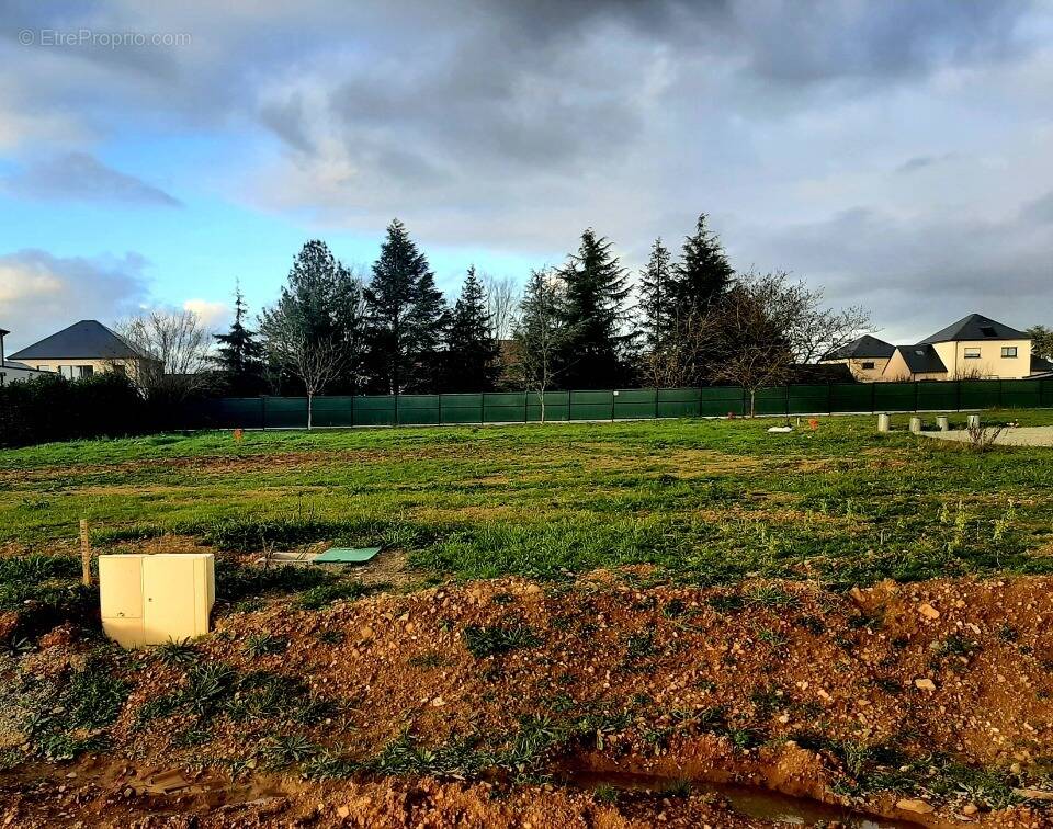 Terrain à NEUVILLE-SUR-SARTHE
