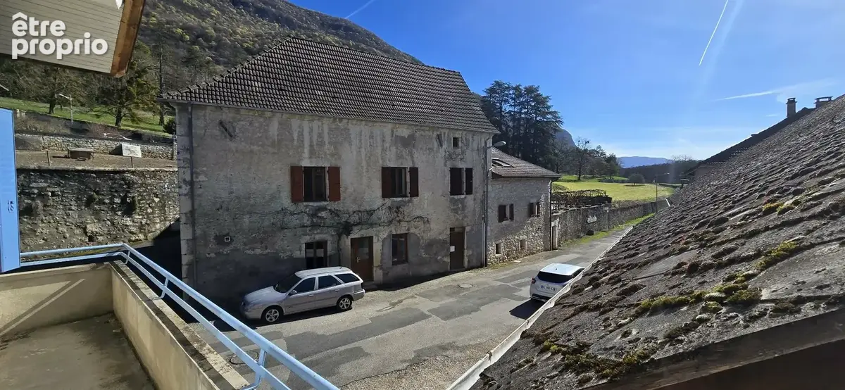 Maison de village à rénover de 80 m2 habitables avec dépendances et terrain de 796 m2 - photo 2