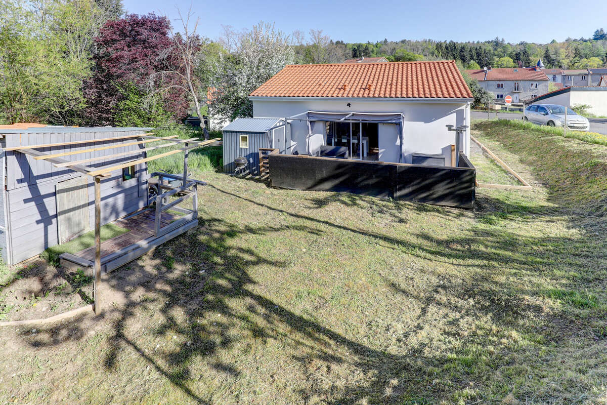 Maison à SAINT-GENES-CHAMPANELLE