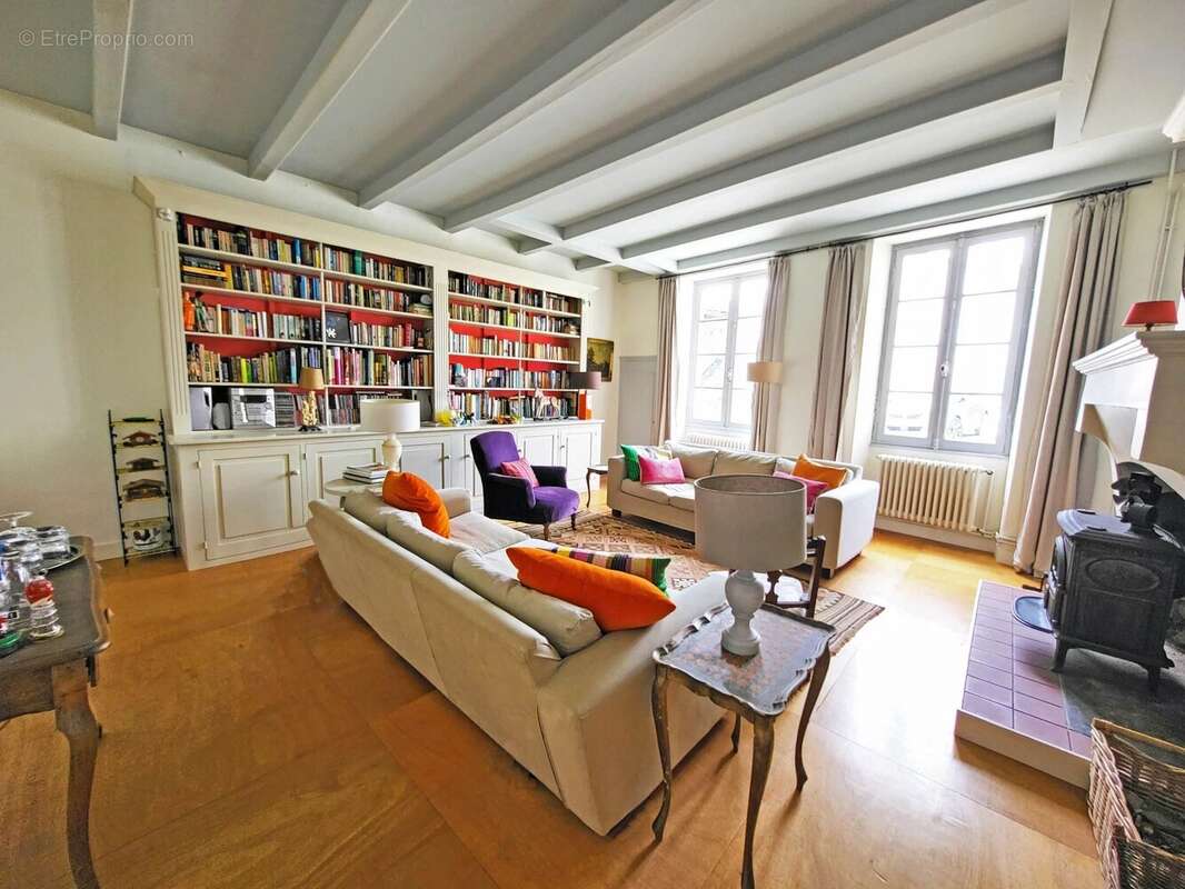 Maison à NEUVICQ-LE-CHATEAU