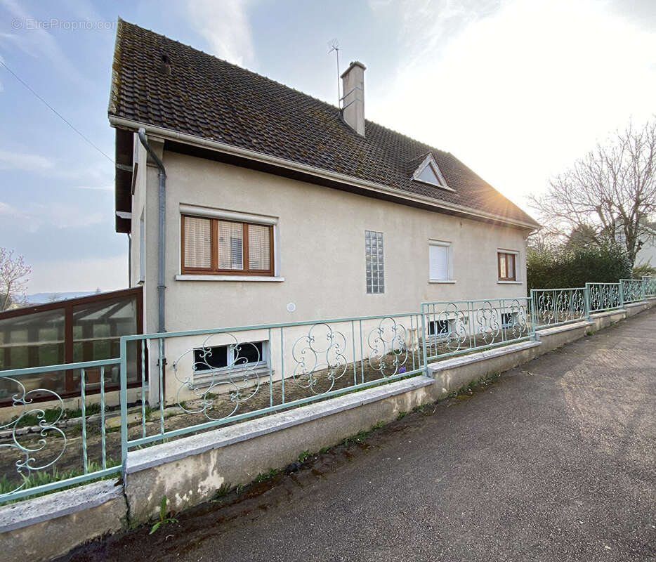 Maison à SAINT-JULIEN-DU-SAULT