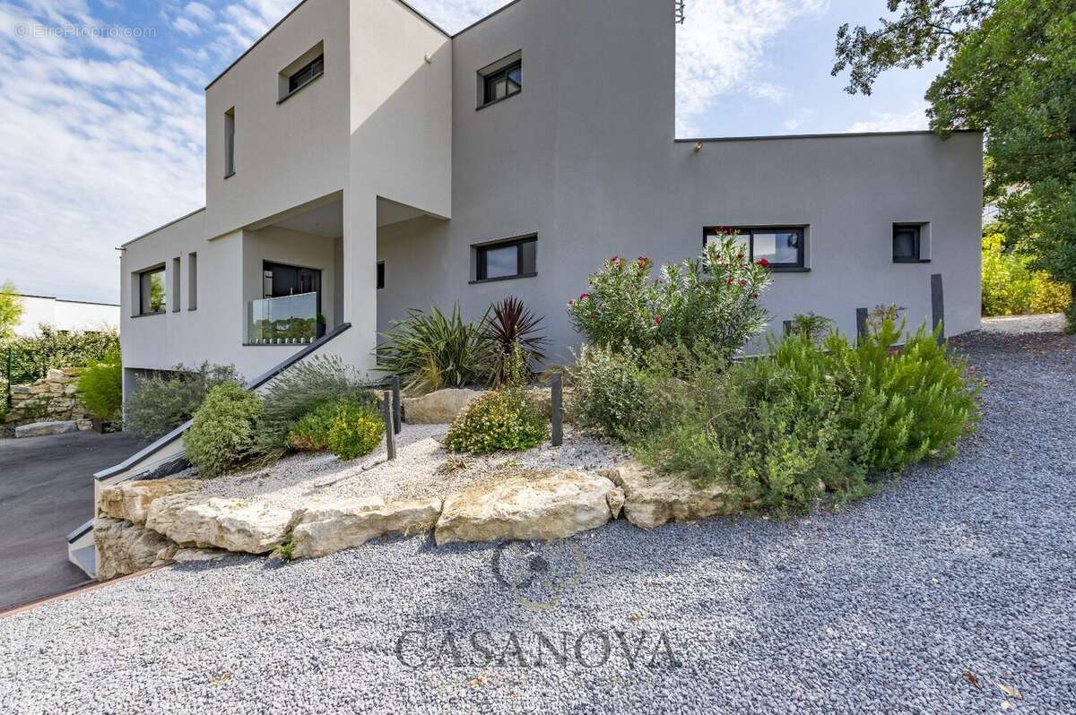 Maison à SAINT-CLEMENT-DE-RIVIERE