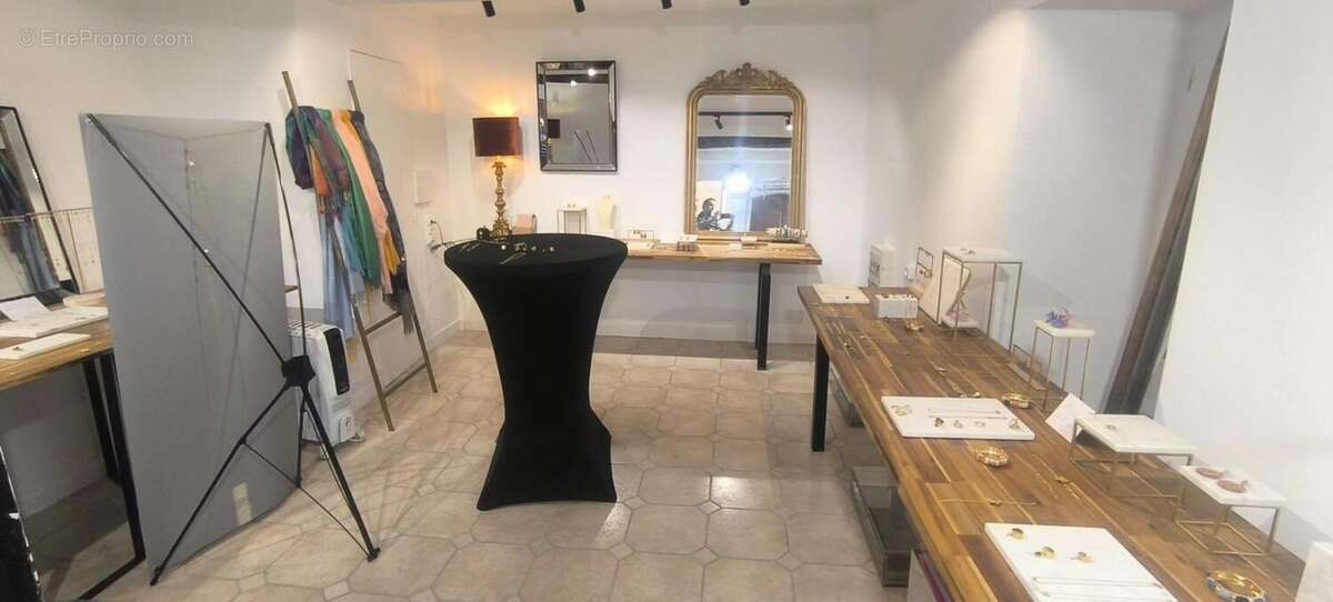 Commerce à VALBONNE