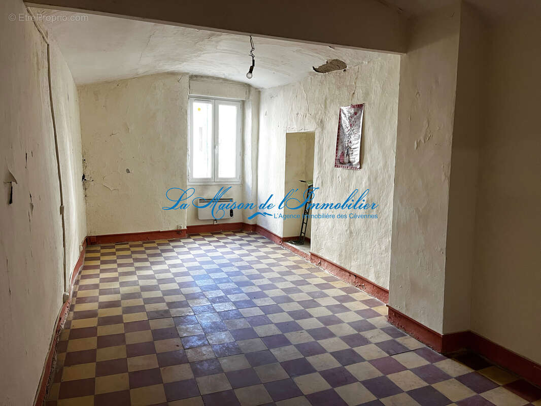 Saint Ambroix, coeur de ville, grande maison de village - photo 3