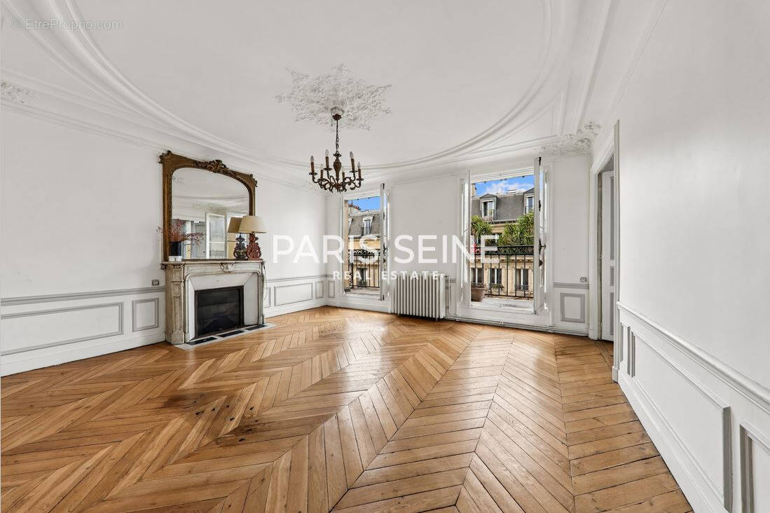 Appartement à PARIS-1E