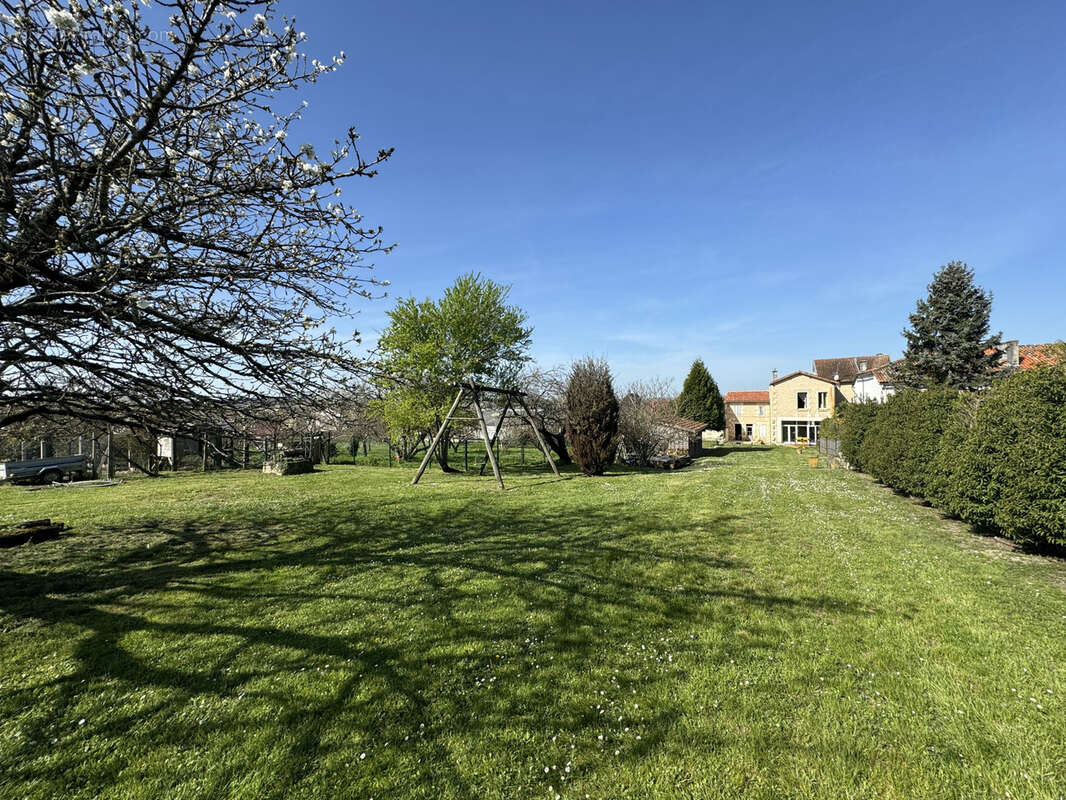 Maison à BARBEZIEUX-SAINT-HILAIRE